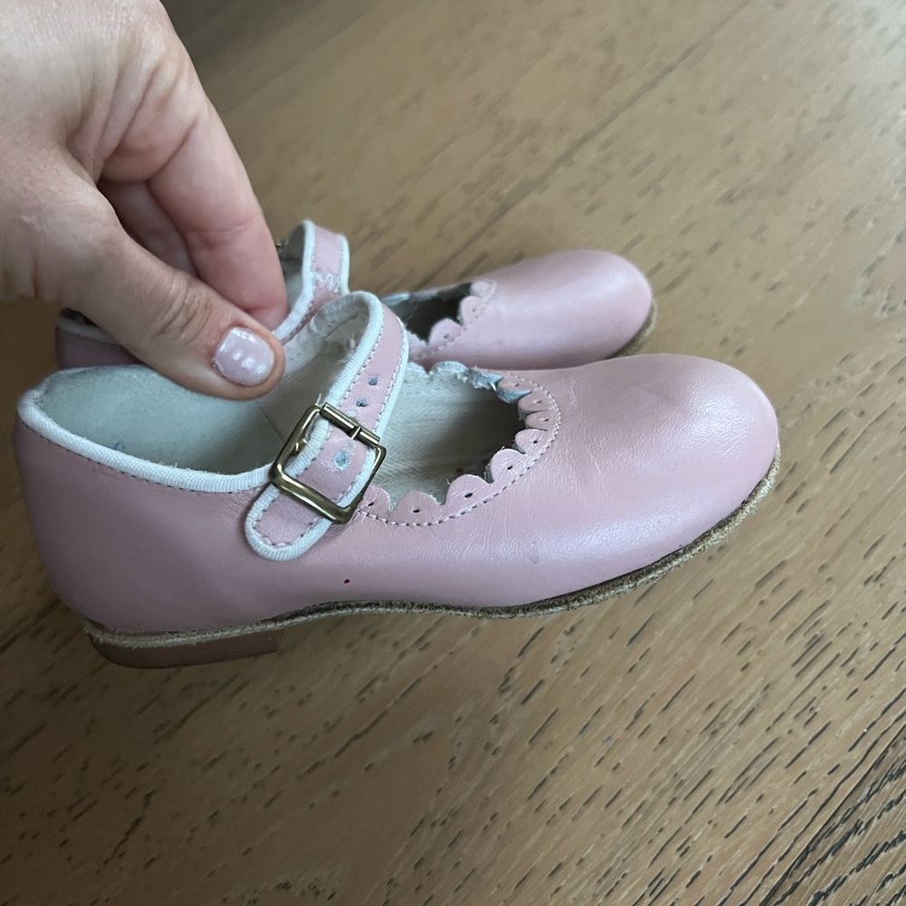 Pink scalloped Mary Jane leather shoes